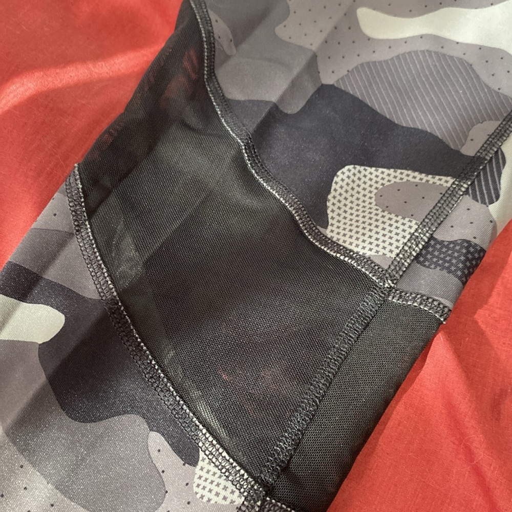 Women’s cropped leggings - Picture 2 of 3
